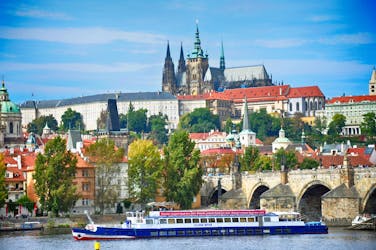 Prague en bus avec visite guidée des intérieurs du château et croisière fluviale